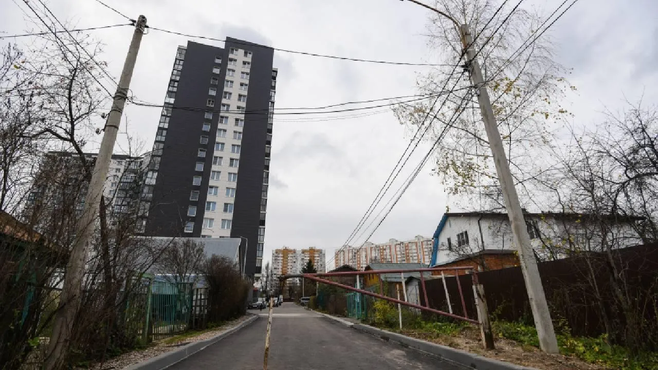 Подростки Кузбасса оставили многочисленные дыры на фасаде жилого дома