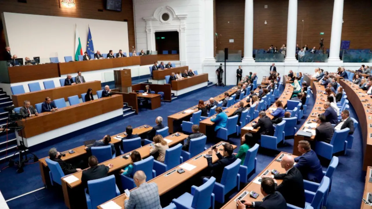 В Болгарии парламентарии устроили драку из-за передачи Украине списанной бронетехники
